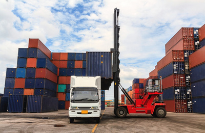 白色半卡車與貨物拖車連接上的空驅動器