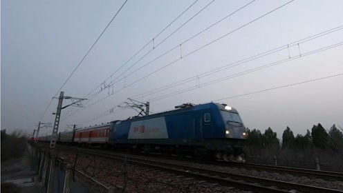 京廣鐵路上的速度與激情 客車K117與K258會車，貨運X8109展現強勁動力